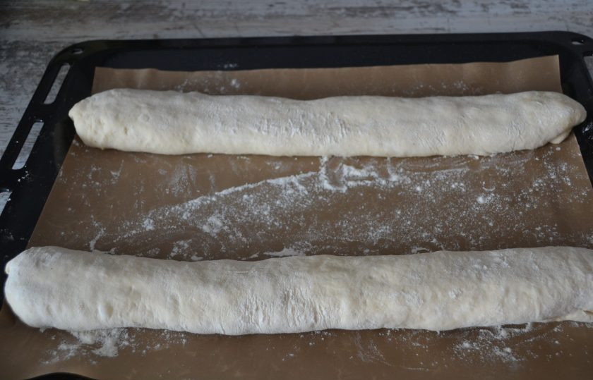 1. Этап. Пшеничный багет: Хорошо защипните последний оборот, растяните багет по длине противня. Уложите на 