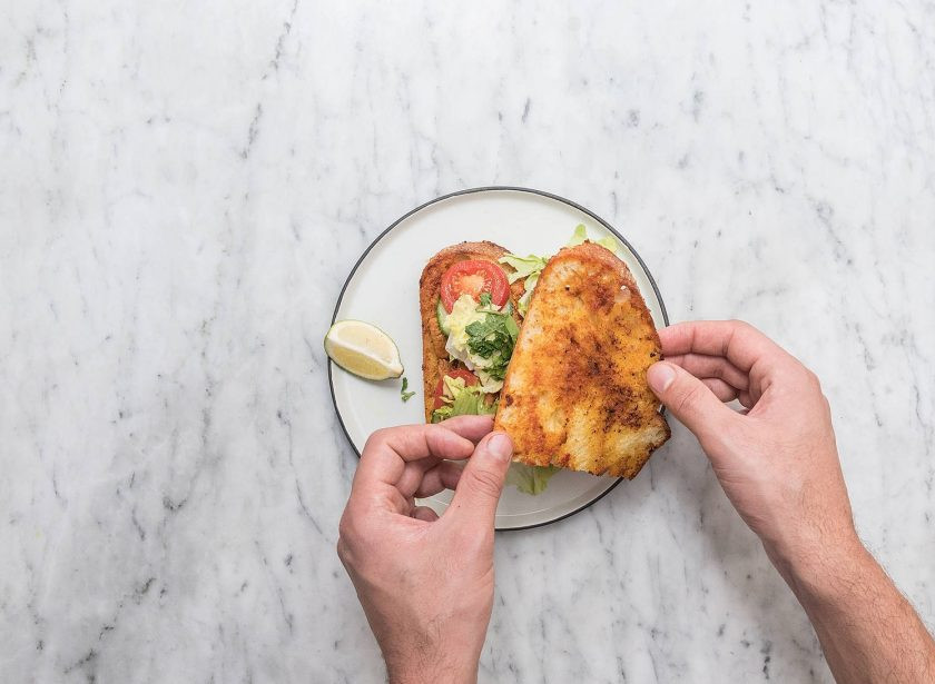 1. Этап. Сэндвич с курицей Тикка масала: 4. Далее на два нижних ломтика хлеба выложите латук, нарезанный помидор и огурец.