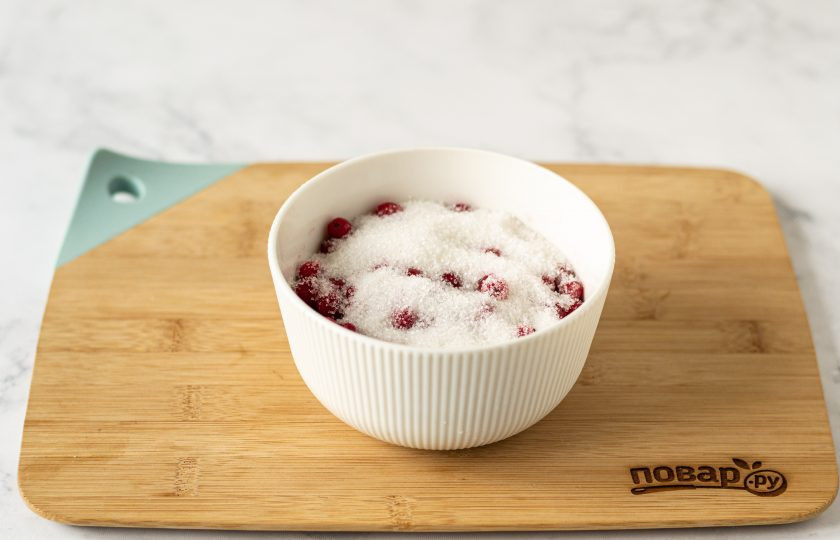 1. Этап. Чатни из красной смородины: Если используете свежую смородину, то предварительно переберите ее и удалите веточки. Засыпьте ягоду сахаром, оставьте на 1 час, чтобы она пустила сок.