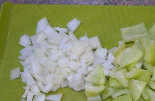 1. Этап. Пёркельт: Лук и перец нарезать кубиками.