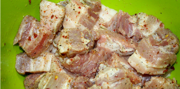 1. Этап. Мясо в рукаве на луковой подушке: 1. Мясо режем, как на шашлык. Делаем маринад из приправ, горчицы, 1 ст.л. уксуса, лимонного сока, соли и перца. Оставим на 2-6 часов мариноваться.