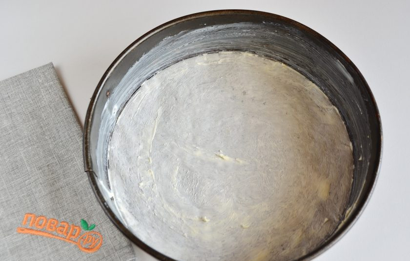 1. Этап. Творожно-тыквенная запеканка с маком: 7. Дно разъемной формы застелите пергаментом, смажьте хорошо дно и бока маслом сливочным.