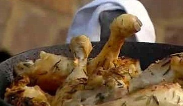 1. Этап. Салат Цезарь от Джейми Оливера: Ножки должны хорошо зарумяниться!