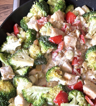 1. Этап. Куриная грудка с брокколи и перцем: И влить сливки. Довести до кипения и тушить на среднем огне до готовности брокколи. Мы любим, чтобы она немного хрустела, я тушила 10 минут.