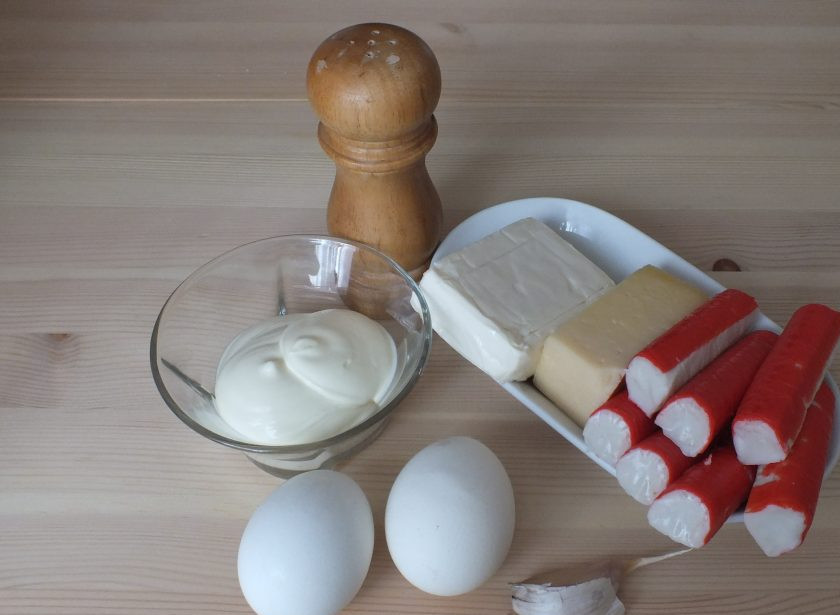 1. Этап. Закуска новогодняя Мышки с крабовыми палочками: Подготовьте необходимые ингредиенты.