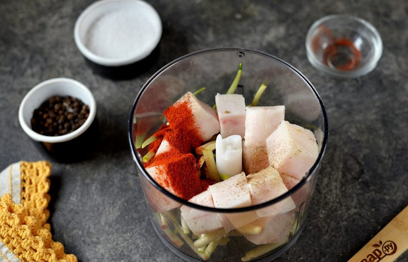 1. Этап. Намазка на хлебцы Сало с черемшой: Добавьте паприку для вкуса, аромата и цвета, немного перца по вкусу и соли, если сало было недостаточно соленым.