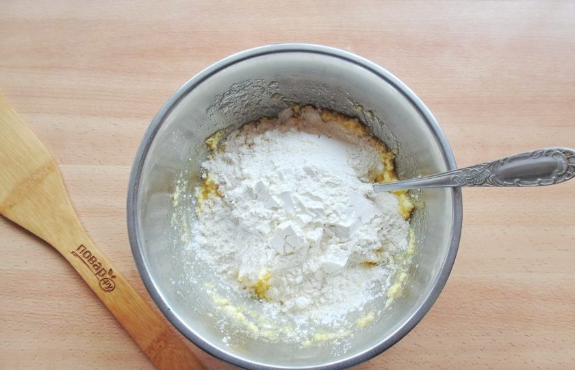 1. Этап. Песочный пирог с малиновым вареньем: Насыпьте в миску разрыхлитель и муку.