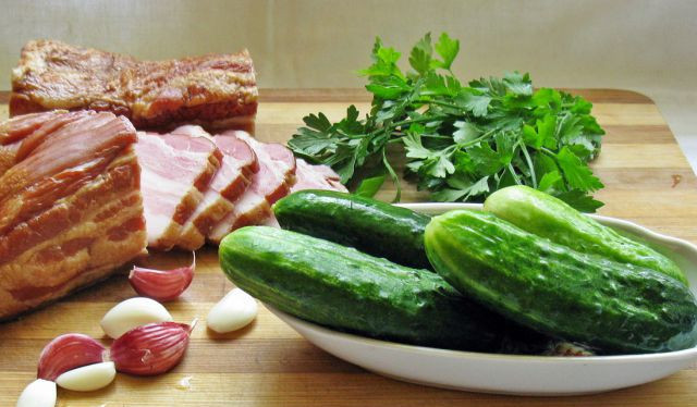 1. Этап. Быстрые малосольные огурцы за 5 минут: 3. Если вы делали надрезы на огурцах, то уже через четыре часа они будут готовы! Если нет, дождитесь вечера и подавайте к ужину!