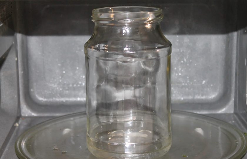 1. Этап. Компот из ранеток и черноплодки: Банку в 2 литра тщательно вымойте с пищевой содой и хорошенько сполосните. Простерилизуйте банку любым удобным способом, а винтовую крышку прокипятите в течение 10 минут.