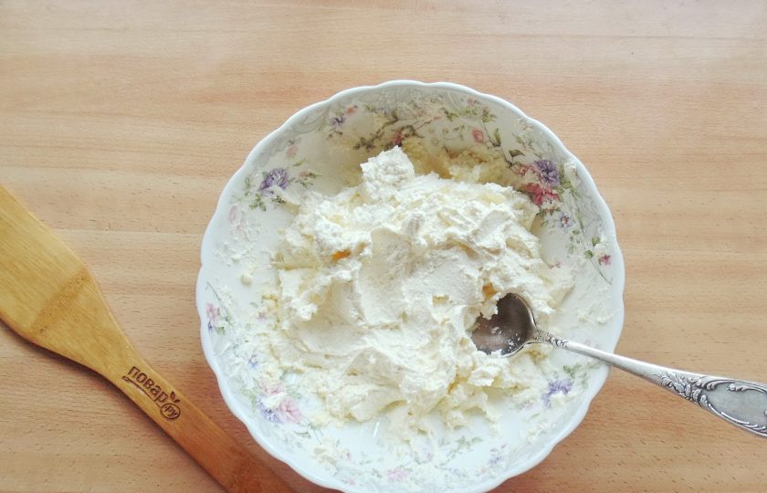 1. Этап. Сырники с луком: Тщательно перемешайте творог с яйцом и солью. Можно взбить блендером для большей однородности.