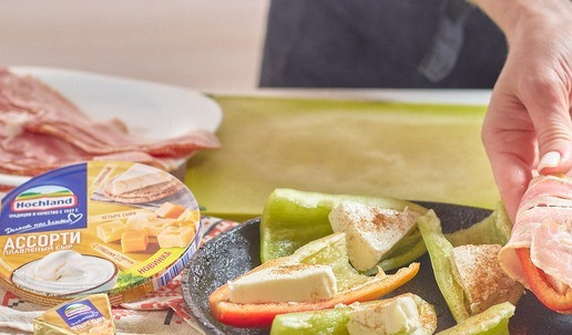 1. Этап. Фаршированные перчики: Завернуть каждую половинку в две полоски бекона.