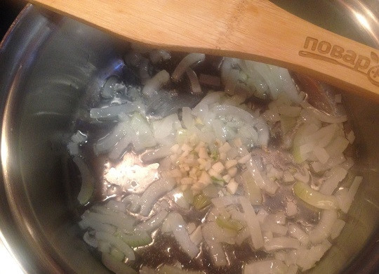 1. Этап. Пряный картофельный суп: 1. Очистим лук и чеснок. Лук нарезаем четвертькольцами и обжариваем сразу в кастрюльке в разогретом оливковом масле до прозрачности. Затем добавим мелко нарезанный чеснок и обжариваем вместе с луком еще минуту-полторы.