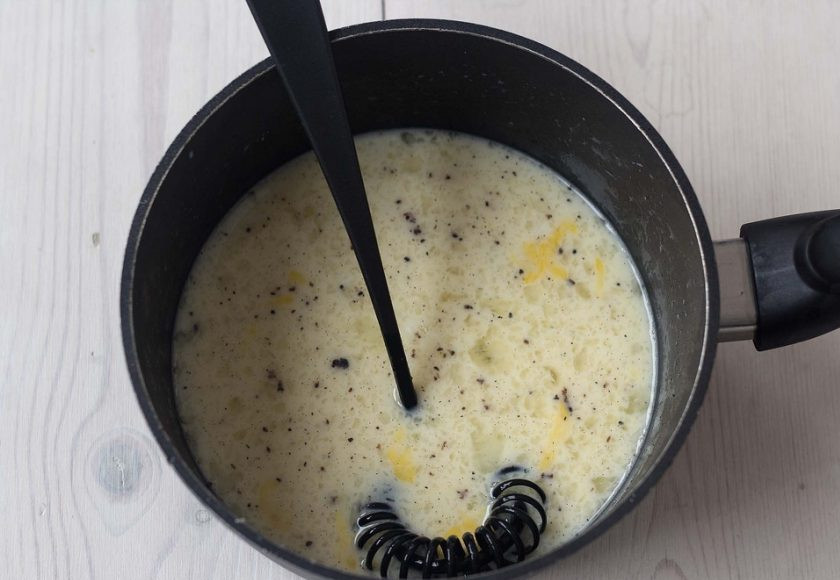 1. Этап. Ванильный крем на молоке: 2. Как только крем станет нужной для вас консистенции, снимите его с огня, выньте стручки ванили, хорошенько взбейте, перелейте в глубокую миску и оставьте остывать. В остывшем виде крем станет гуще. Готовым кремом дополняйте любимую домашнюю выпечку!