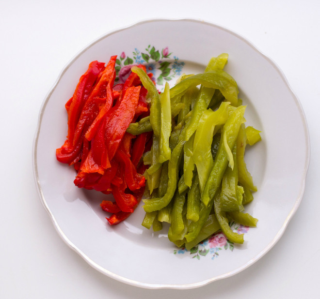 1. Этап. Морской коктейль с соевым соусом: 1. Сладкий перец запечь в духовке, а затем очистить от семян и хвостиков. Нарезать тонкой соломкой.