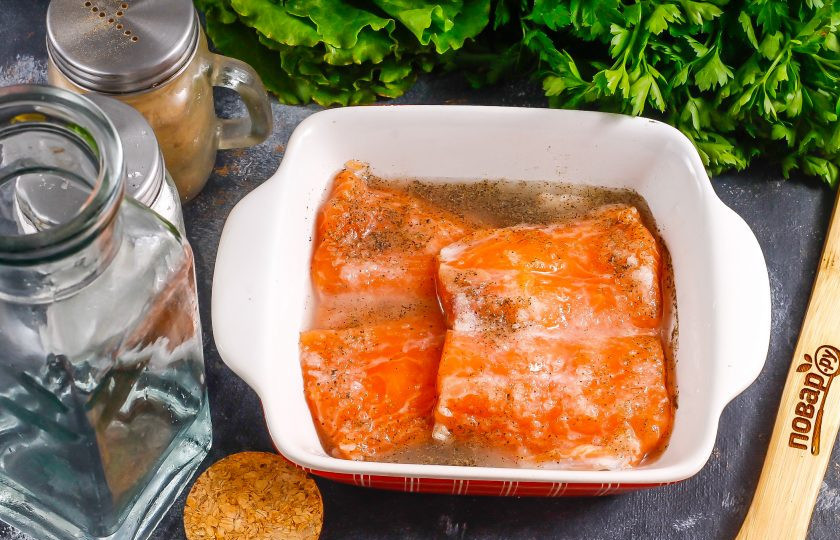 1. Этап. Засол красной рыбы с водкой: Влейте водку и слегка примните каждый кусочек.