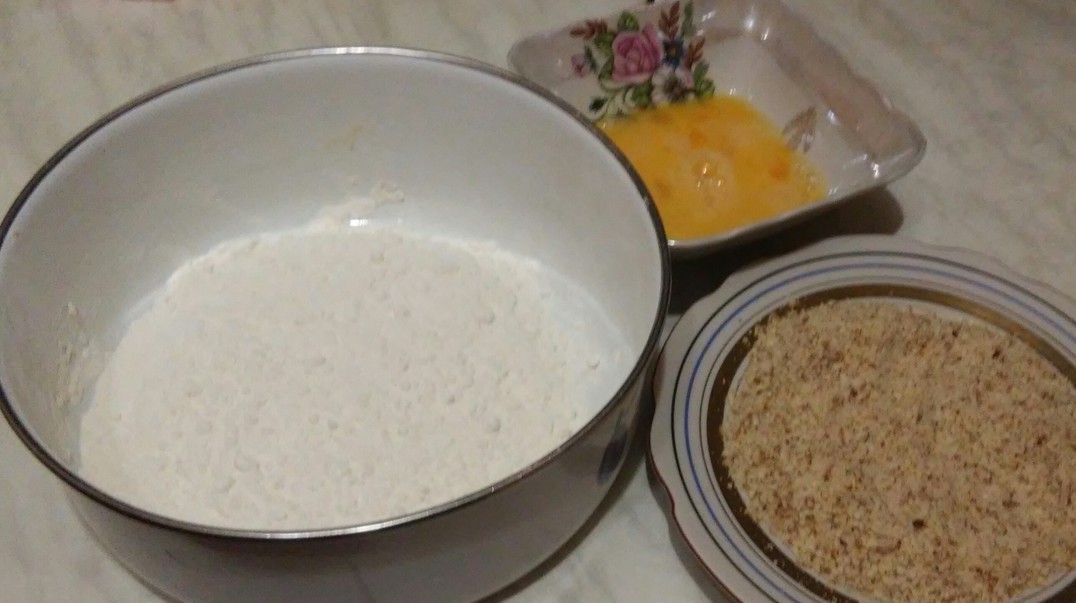 1. Stage. Cheese salad with raspberry dressing: Prepare the flour, almond crumbs, and beat the egg with a fork for breading.