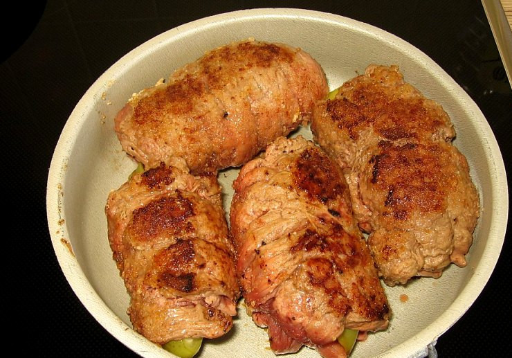 1. Этап. Рулеты из говядины в духовке: Обжаренные рулеты перекладываем в форму для запекания, накрываем ее крышкой и отправляем в разогретую до 230 градусов духовку на один час.