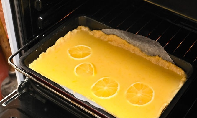 1. Этап. Быстрый лимонный пирог: 12. Отправьте в разогретую до 190градусов духовку и выпекайте около 30-40 минут. На первый взгляд рецепт может показаться сложным, но на самом деле это весьма быстрый лимонный пирог, в домашних условиях его может повторить даже новичок на кухне.
