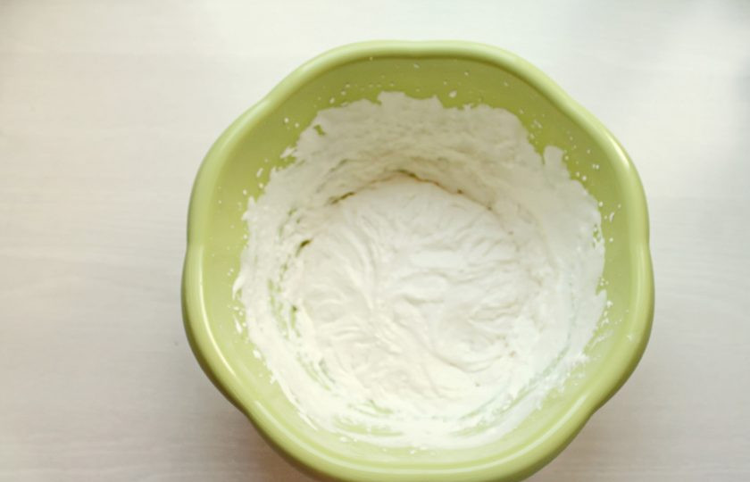 1. Этап. Суфле из манго: Сливки взбейте миксером на средней скорости в пышную массу.