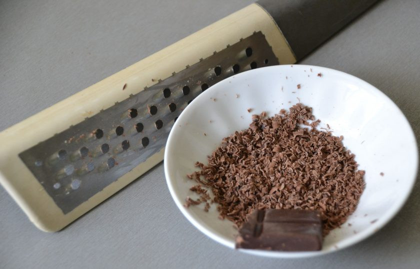 1. Этап. Кофе с мороженым: Заранее натрите на терке шоколад.