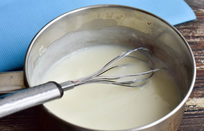 1. Этап. Профитроли с ванильным кремом: Заварите крем до загустения. Остудите его.