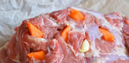 1. Этап. Телятина в фольге: Делаем в мясе глубокие надрезы ножом и нашпиговываем его морковью и чесноком.