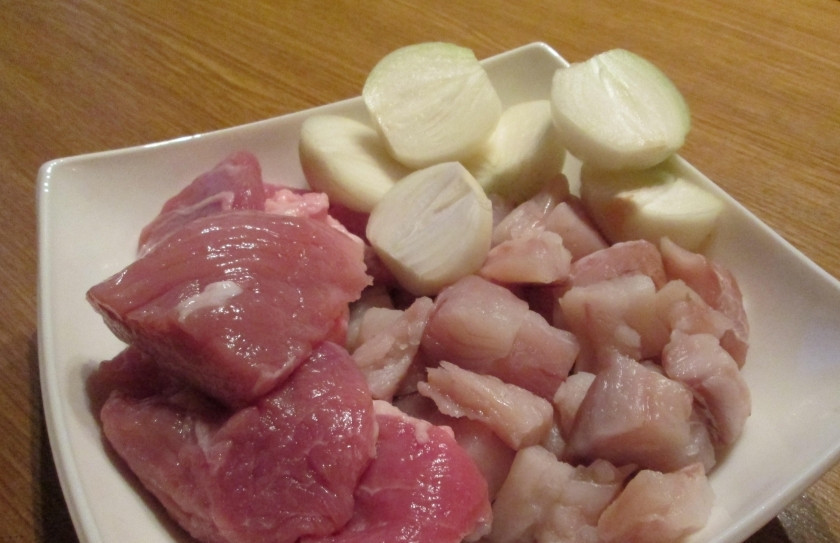 1. Этап. Котлеты из пикши: Свинину тоже режем кубиками, лук половинками или дольками.