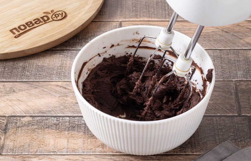 1. Этап. Постный шоколадный кекс: Затем взбейте миксером до пышности.