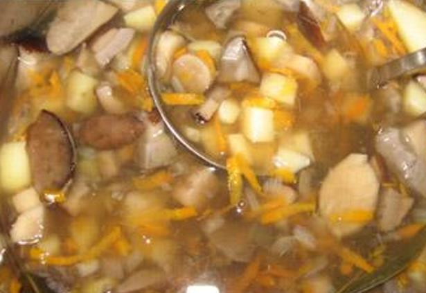 1. Этап. Суп из грибов подберезовиков: Затем добавьте картофель, а через 10 минут морковь, лук и лавровый лист. Варите еще 10-15 минут. За минуту до готовности бросьте в суп зелень и выдавленный через пресс чеснок.