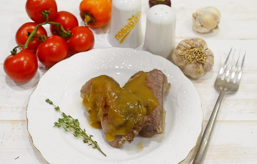 1. Этап. Свинина с медом и горчицей: 7. При подаче полейте мясо оставшимся соусом.