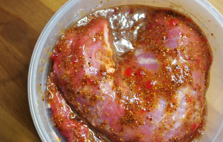 1. Этап. Говядина в смородиновом маринаде: Мясо посолить, поперчить, замариновать в соусе и оставить на ночь.