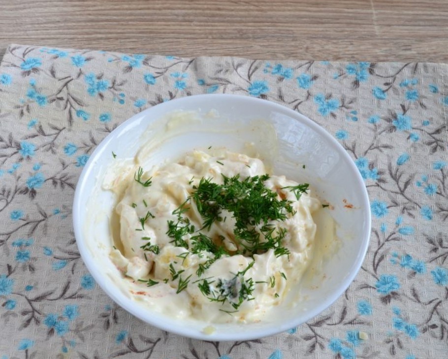 1. Stage. French Chicken Fillet: In a bowl, mix mayonnaise, sour cream, garlic passed through a press, paprika, pepper, a little cheese grated and finely chopped dill. Mix well.