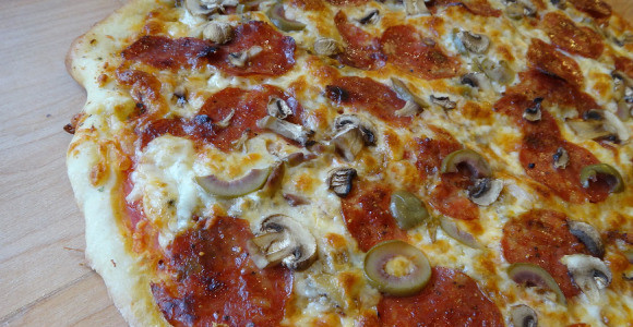 1. Этап. Пицца с колбасой и грибами: Выпекать в течение 5-10 минут в духовке при температуре 250 градусов до золотистой корочки. Перед нарезкой лучше подождать 5 минут. Приятного аппетита!