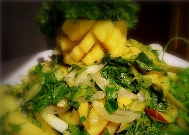 1. Этап. Салат по-тайски: Выложить все ингредиенты в салатник, полить заправкой и перемешать. Подавать сразу. Приятного аппетита!