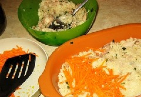 1. Этап. Рисовая запеканка с курицей: Смажьте растительным маслом форму для запекания. Выложите на нее половину риса с курицей, далее равномерно выложите морковь.