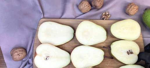 1. Этап. Груши с горгонзолой, медом и орехами: 1 Нарежьте груши