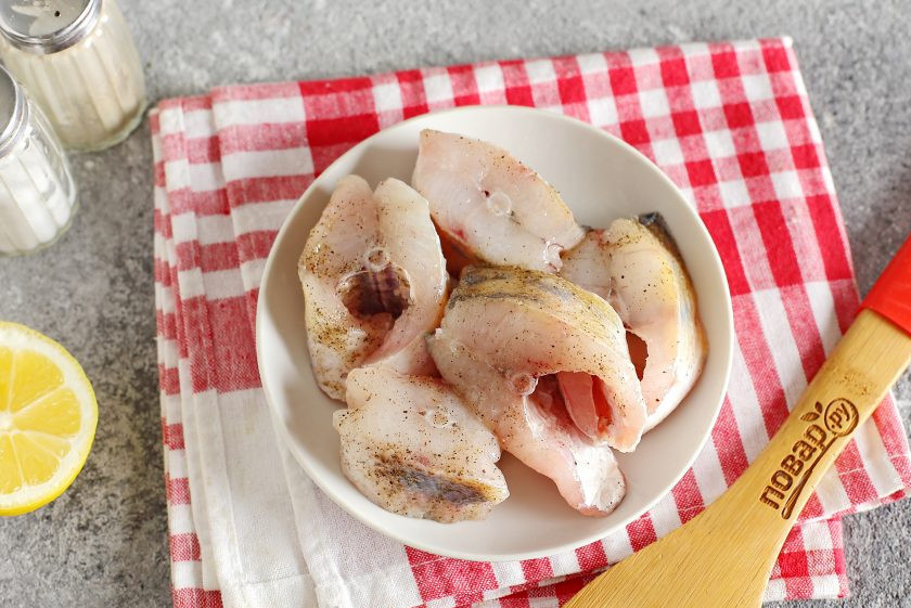 1. Этап. Рыбные стейки с овощами в духовке: Стейки посолите, поперчите, полейте соком лимона и отложите пока в сторону.