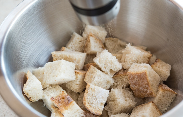 1. Этап. Сухарики для Цезаря: 2. Выложите хлеб в мисочку и посолите немного по вкусу.