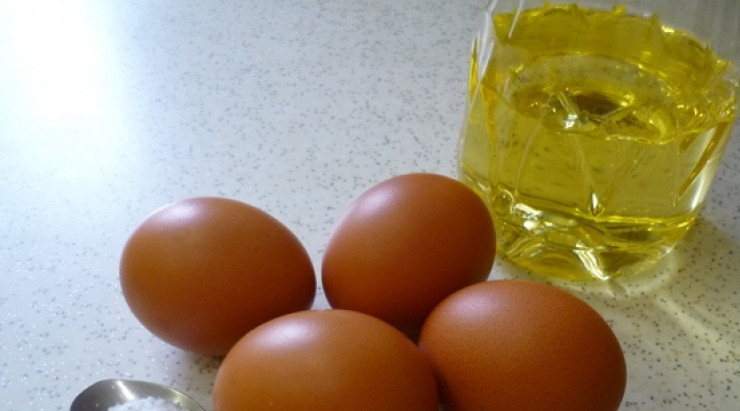 1. Этап. Блинчики по-французски: 1. Для французских блинчиков нужно 3-4 яйца, молоко и мука. Также понадобится сливочное масло, которое нужно растопить и влить в тесто.