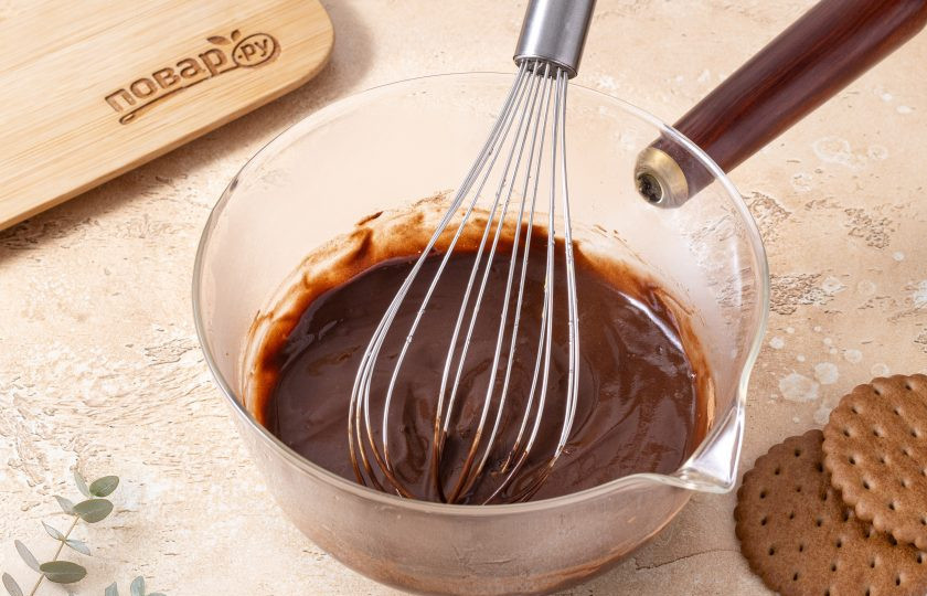 1. Этап. Какао классический: Влейте горячую воду, размешайте и поставьте сотейник на средний огонь.