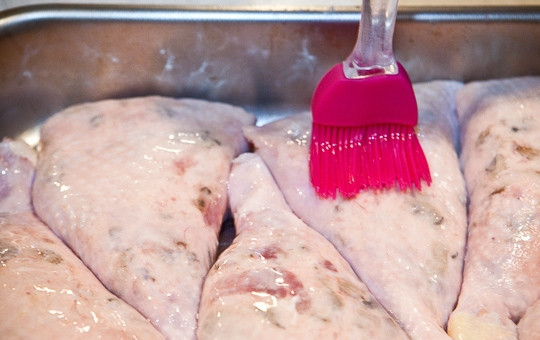 1. Этап. Фаршированные куриные окорочка с грибами: 8. Фаршированные ножки сложите на противень швом вниз. Смажьте растительным маслом и жарьте в духовке 40 минут при температуре 200 градусов.