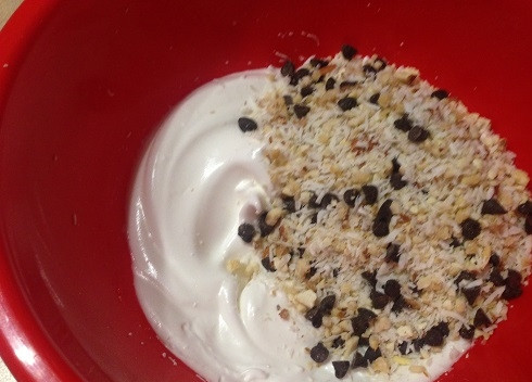 1. Этап. Легкое печенье с кокосом, орехами и шоколадом: 6. Высыпаем смесь орехов, шоколада и стружки к взбитым белкам.