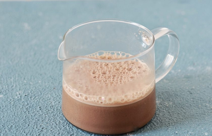 1. Этап. Апельсиновое какао: Добавьте в чайник 50 мл. апельсинового сиропа, какао и смешайте напиток. Перелейте какао в стакан.