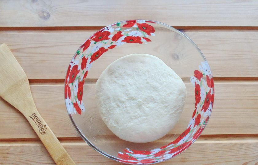 1. Этап. Пирог с капустой и грибами: Замесите мягкое и эластичное тесто.