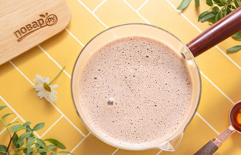 1. Этап. Какао с ромашкой: Влейте разведенное какао в сотейник. Доведите до кипения и проварите 1 минуту. В конце добавьте кленовый сироп по вкусу.