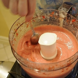 1. Этап. Клубничный щербет: Измельчаем до однородной консистенции, похожей на густой крем.