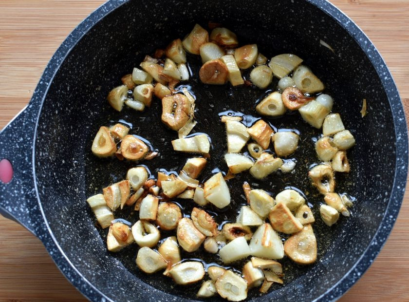 1. Этап. Французский чесночный суп с сырными гренками: Самое трудное в этом супе – начистить чеснока! Остальное просто и быстро. Очищенный чеснок нарежьте крупно и обжарьте до позолоты на оливковом масле, потряхивая сковороду, чтобы все зубчики равномерно поджарились.