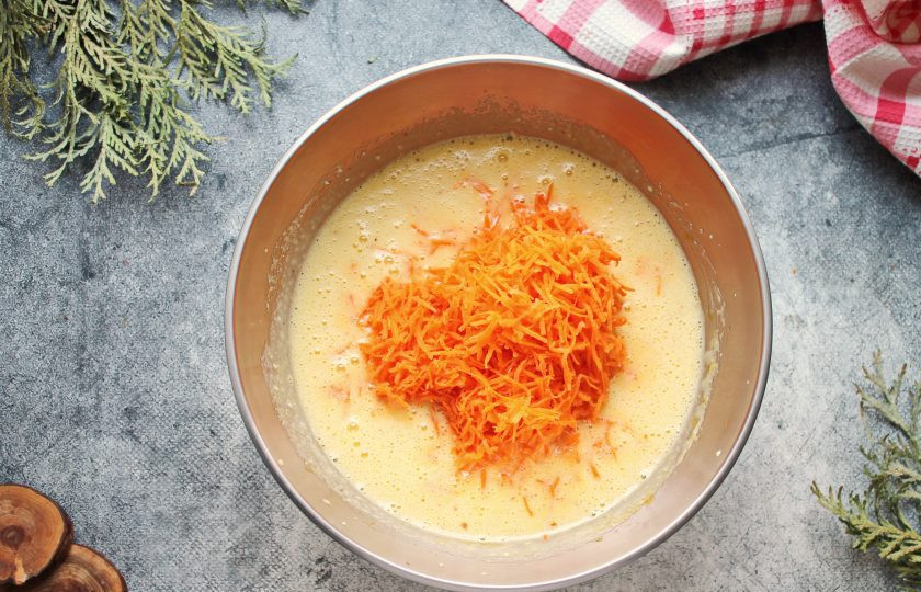 1. Этап. Морковный торт с апельсиновым курдом: Добавьте в массу нарезанный чернослив и тертую морковь, аккуратно перемешайте.