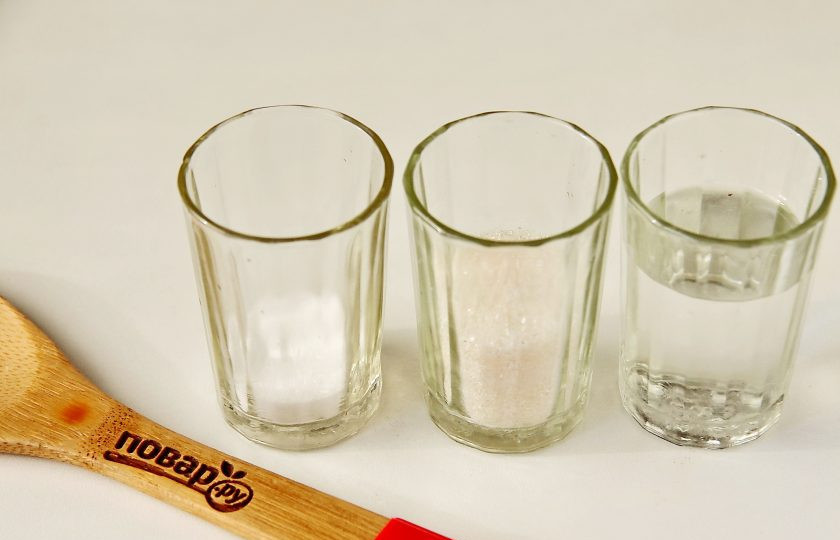 1. Этап. Баклажанная икра с помидорами через мясорубку на зиму: Тем временем подготовьте соль, сахар и уксус. Количество соли и сахара может потребоваться чуть больше или меньше, все зависит от ваших предпочтений. Сначала добавьте небольшую часть, а затем снимая пробу, выровняйте на свой вкус.