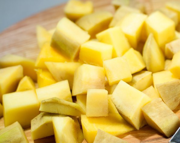 1. Этап. Канапе с виноградом: 2. Манго тоже нарезаем кубиками, чтоб вышло такое же количество, как и сыра.